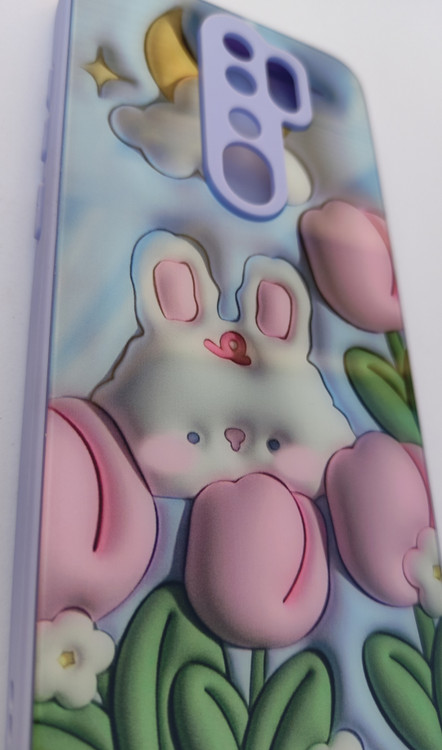 جزئیات چاپ رنگی ثابت خرگوش و گلها روی قاب نوت 8 پرو