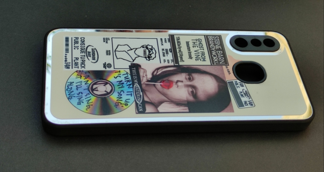 کاور فانتزی سامسونگ A20 و A30 طرح مونالیزا در حال خوردن آب‌نبات با محافظ لنز و سطح مات