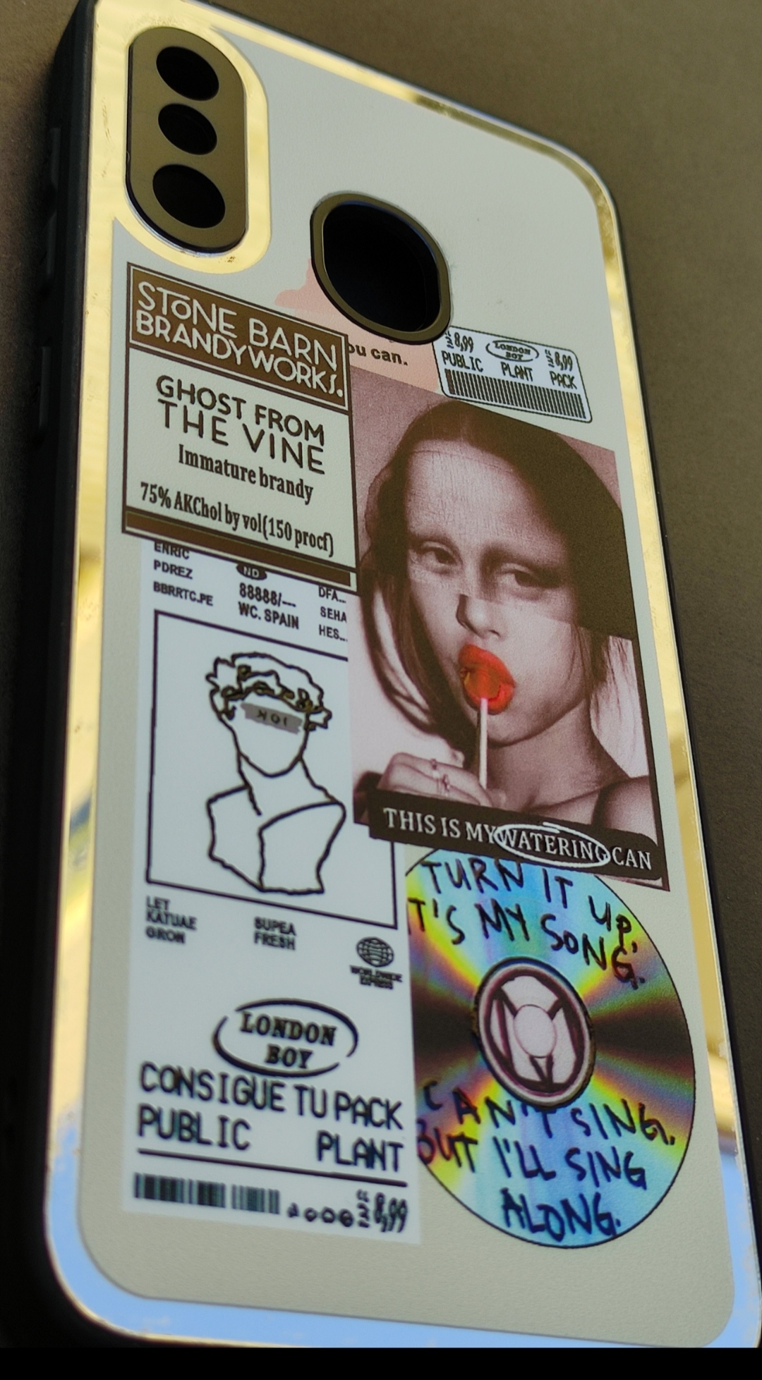 کاور فانتزی سامسونگ A20 و A30 طرح مونالیزا در حال خوردن آب‌نبات با محافظ لنز و سطح مات