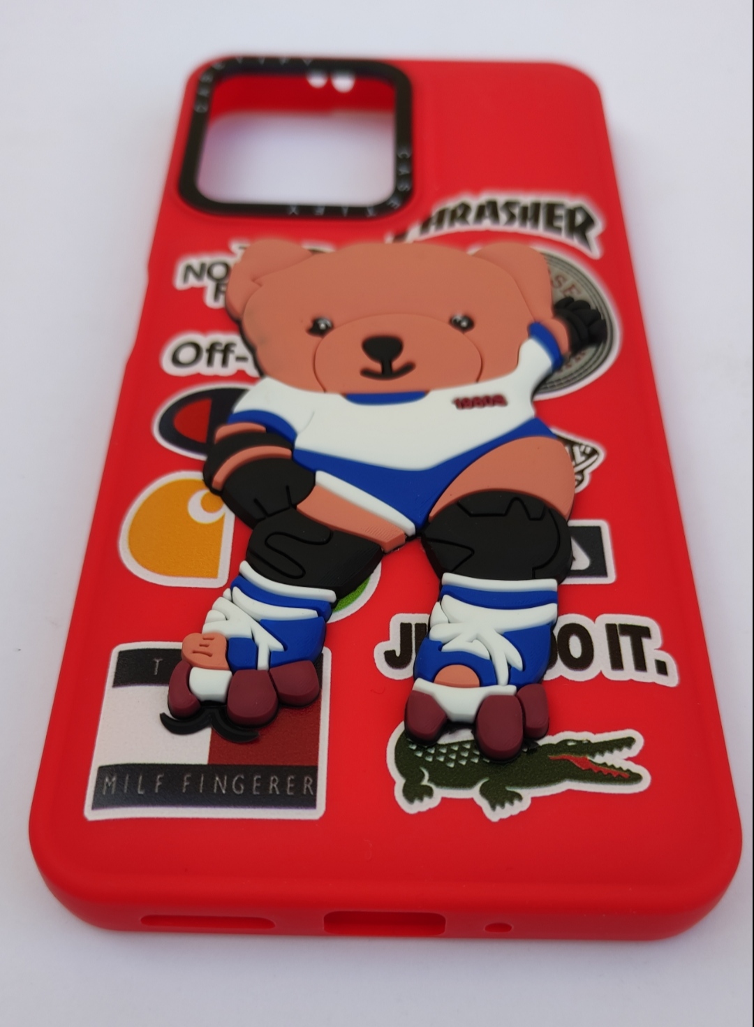 کاور Xiaomi Note 12 5G طرح تدی اسکیت‌سواری با پس‌زمینه قرمز