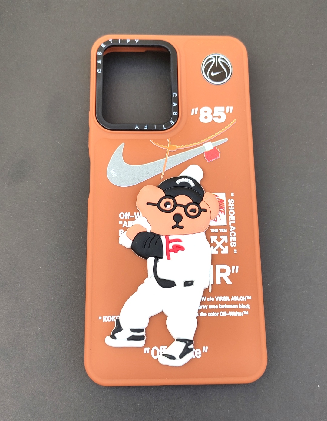 کاور برجسته Redmi Note 12 5G طرح خرس بیسبال با پس‌زمینه قهوه‌ای و لوگو نایک