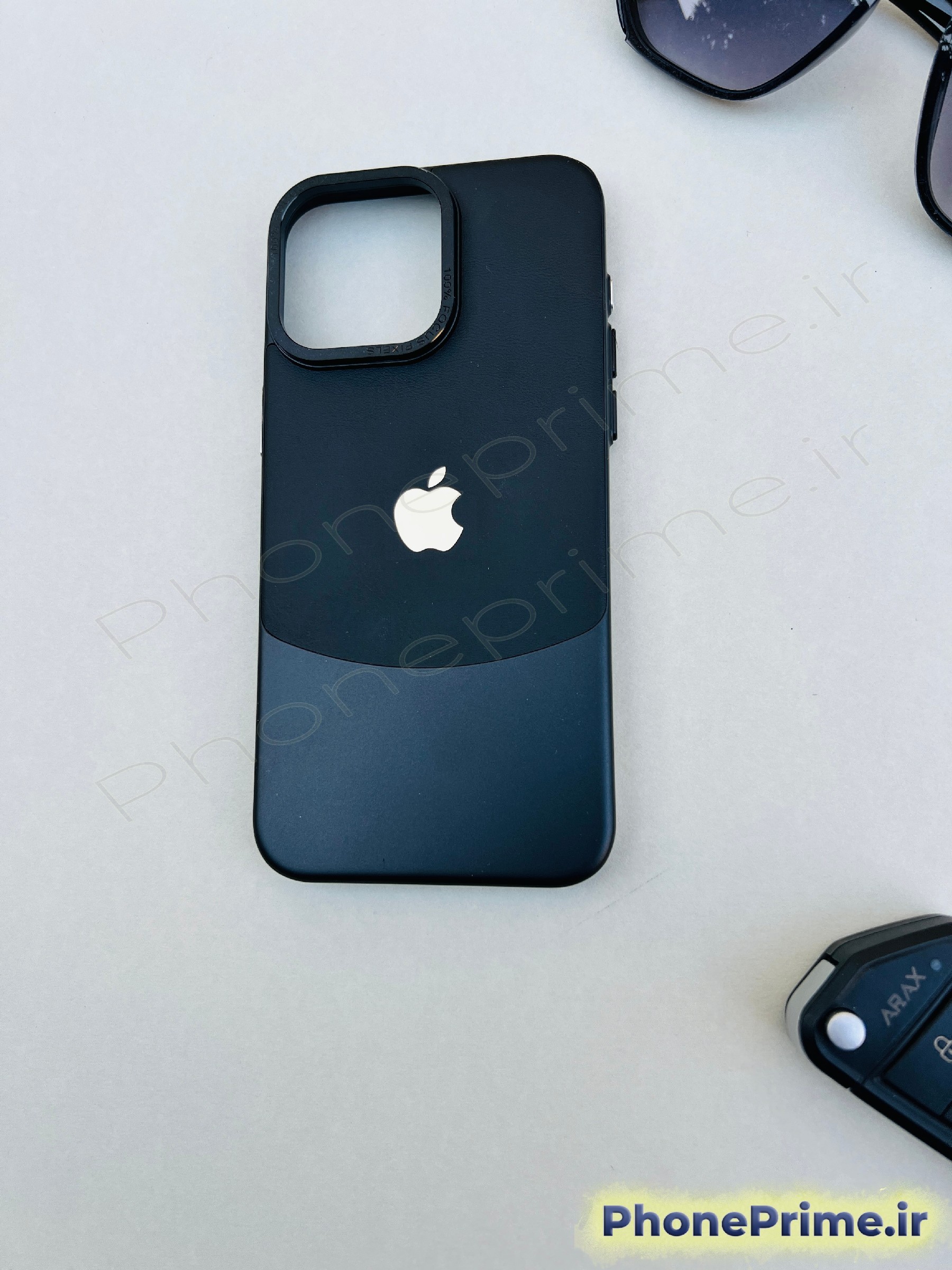 تصویر کاور چرمی دو‌تکه مشکی RMO با آرم طلایی اپل برای آیفون 15 پرو مکس – طراحی لاکچری و سبک.