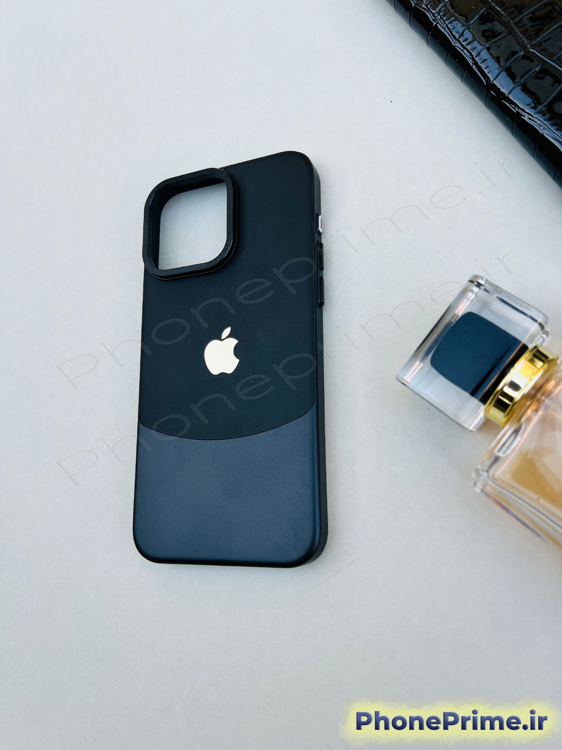 تصویر کاور چرمی دو‌تکه مشکی RMO با آرم طلایی اپل برای آیفون 15 پرو مکس – طراحی لاکچری و سبک.