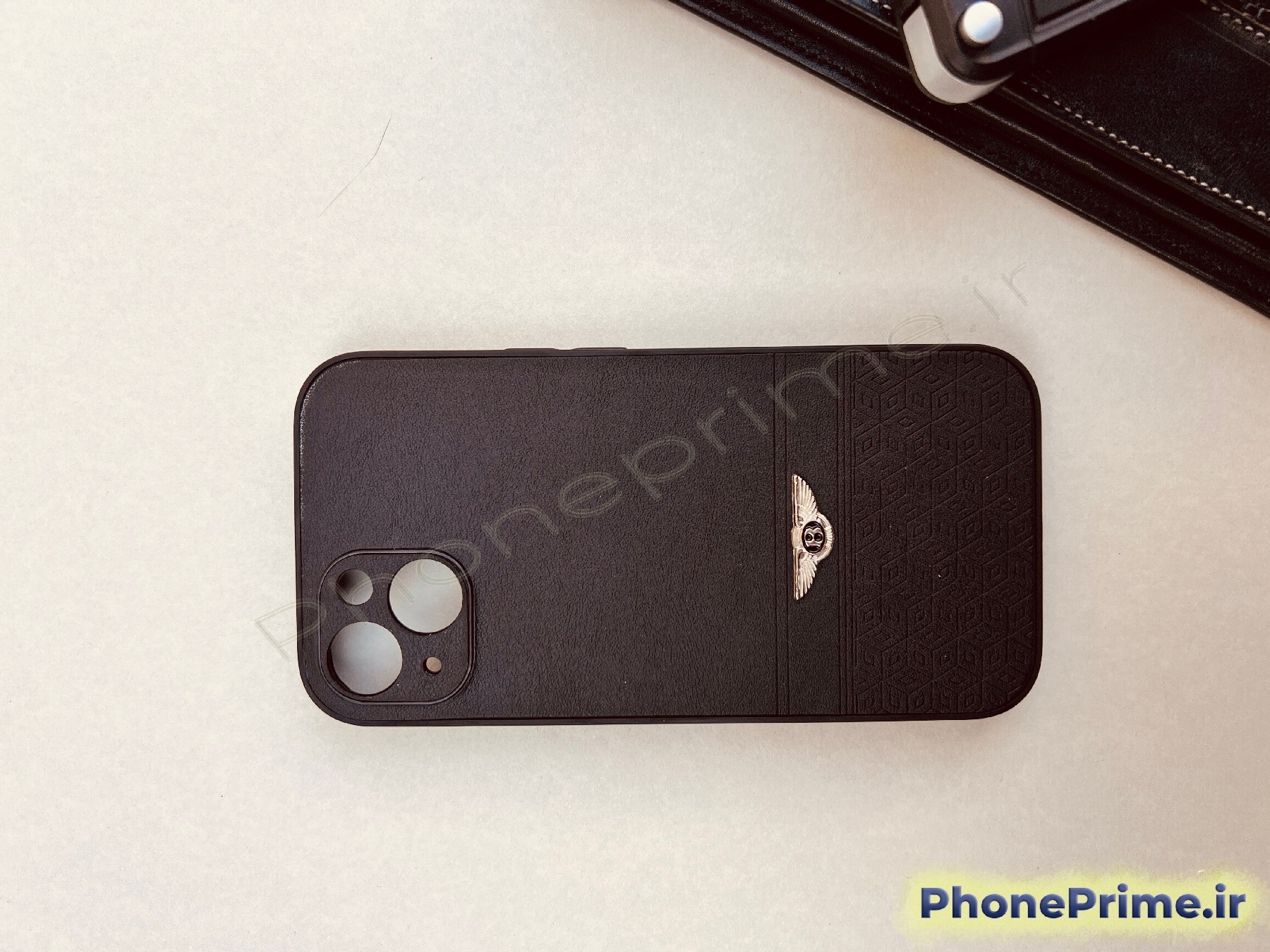 کاور چرمی ساده آیفون 13 با لوگوی بنتلی – طراحی شیک، مشکی کلاسیک، سبک و خوش‌دست.