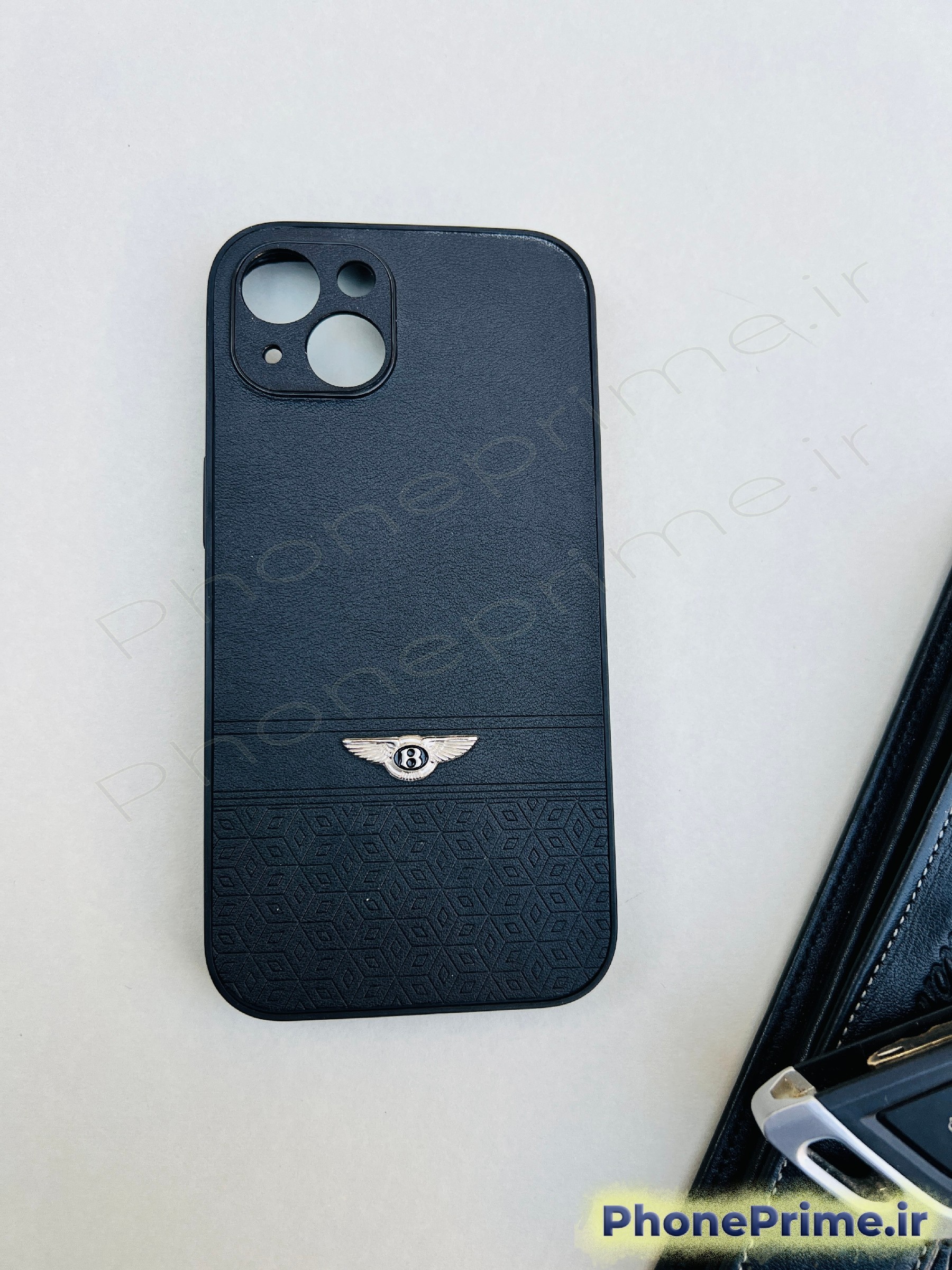 کاور چرمی ساده آیفون 13 با لوگوی بنتلی – طراحی شیک، مشکی کلاسیک، سبک و خوش‌دست.