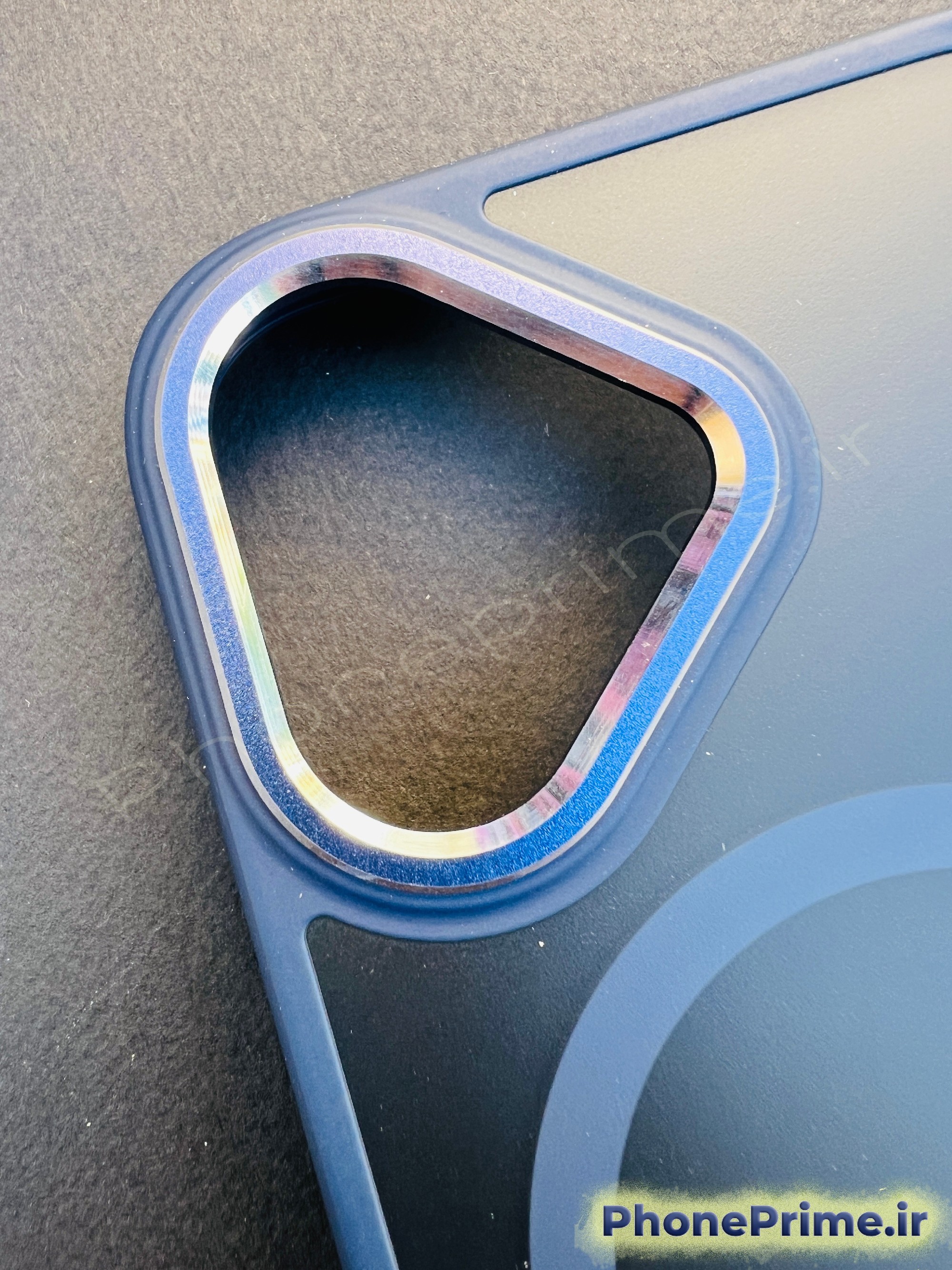 کاور سرمه‌ای مات آیفون 16 با فریم تیتانیومی