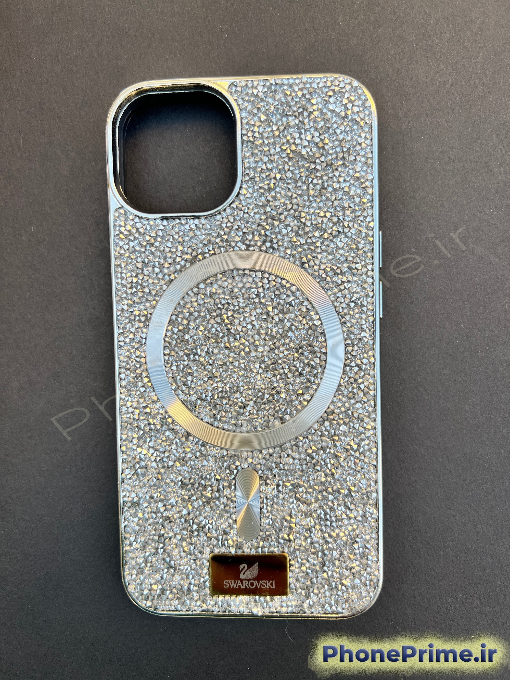 تصویر نزدیک از بافت کریستالی کاور آیفون 13 سیلور