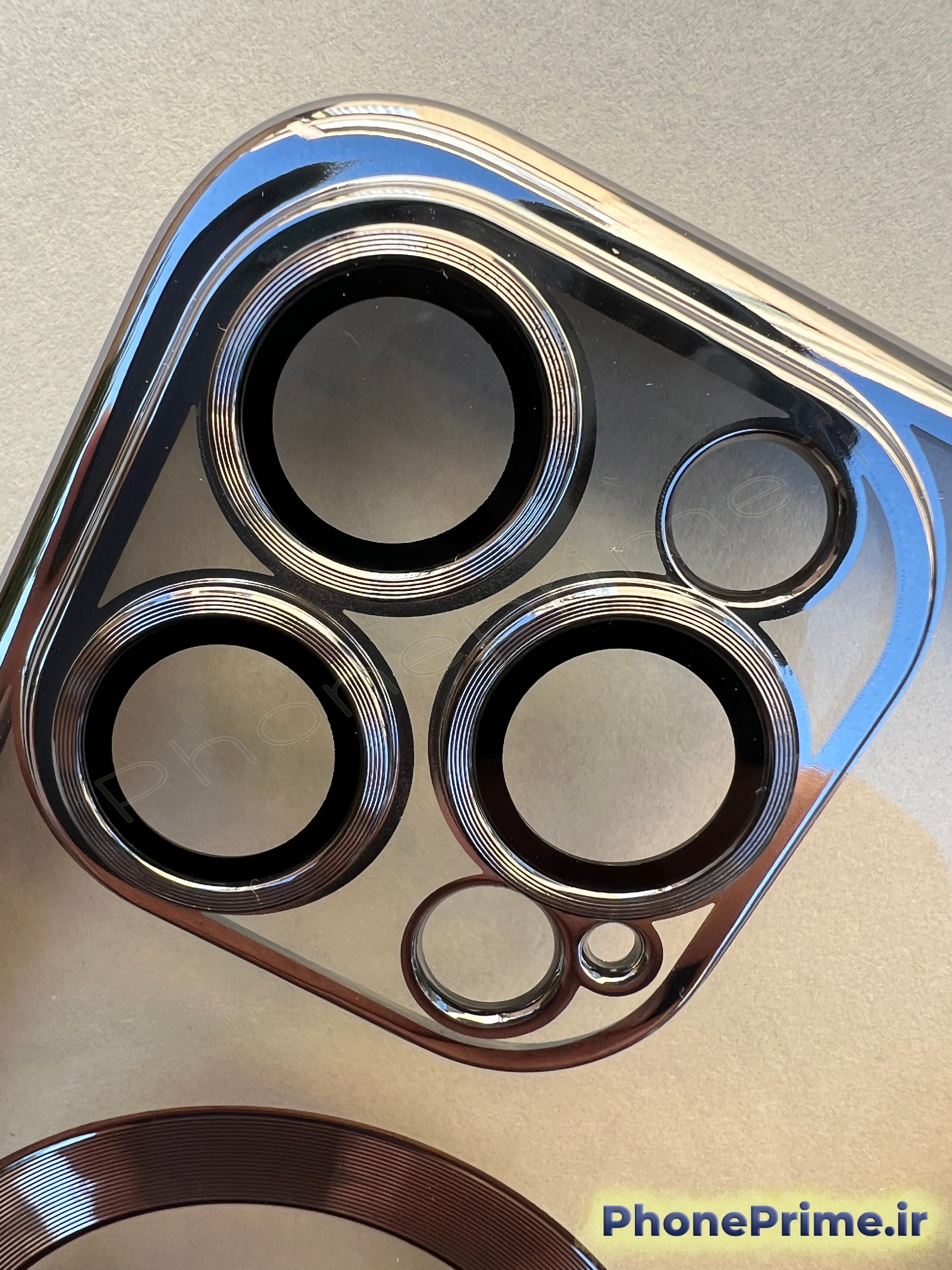 کاور شفاف تیتانیومی مگ‌سیف دار برند برلیا برای آیفون 15 پرومکس