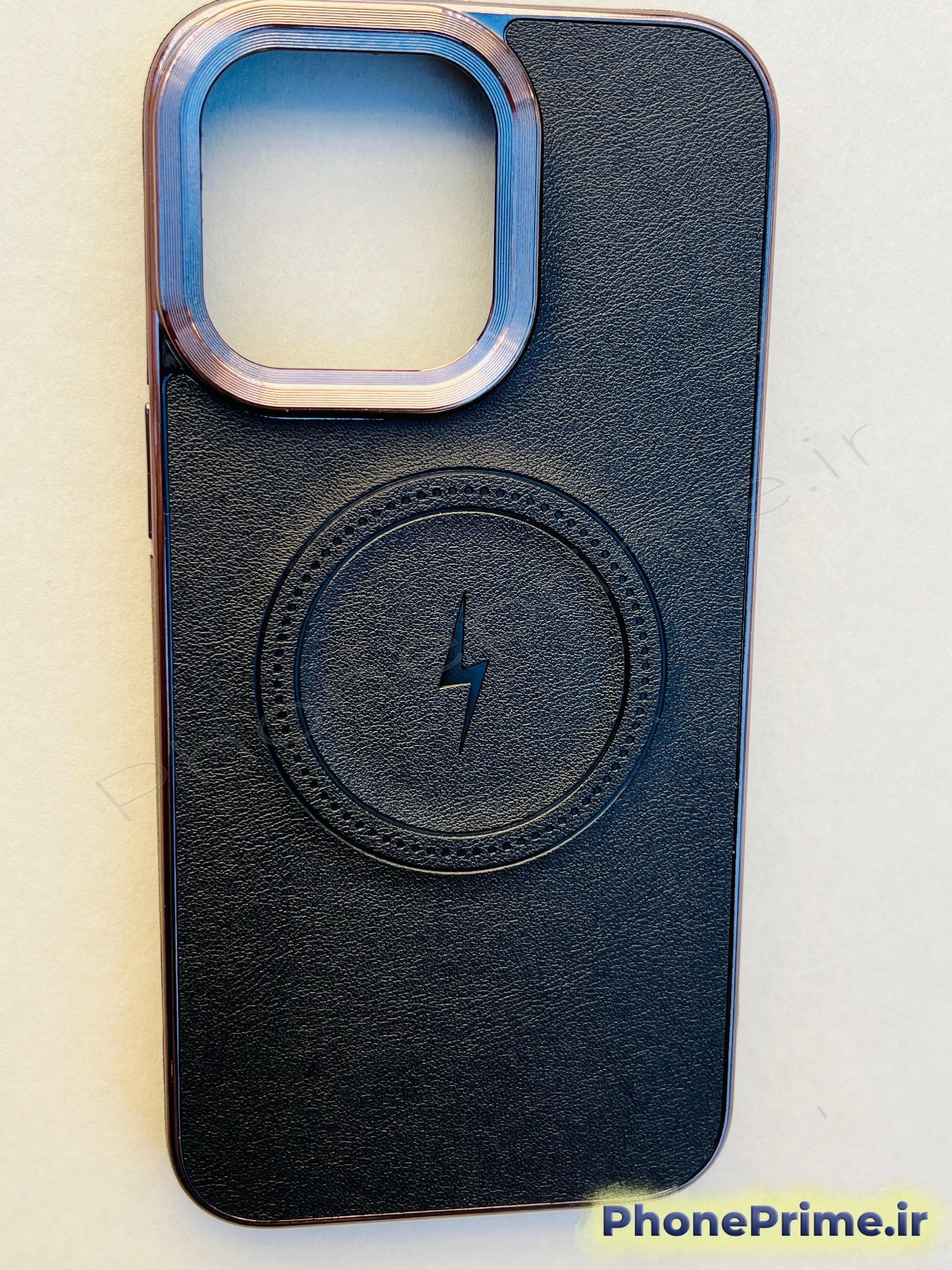 عکس کاور چرمی مشکی مگ‌سیف دار آیفون 15 پرو مکس – کیفیت فوق‌العاده، چرم نرم، طراحی شیک، مگ‌سیف اورجینال