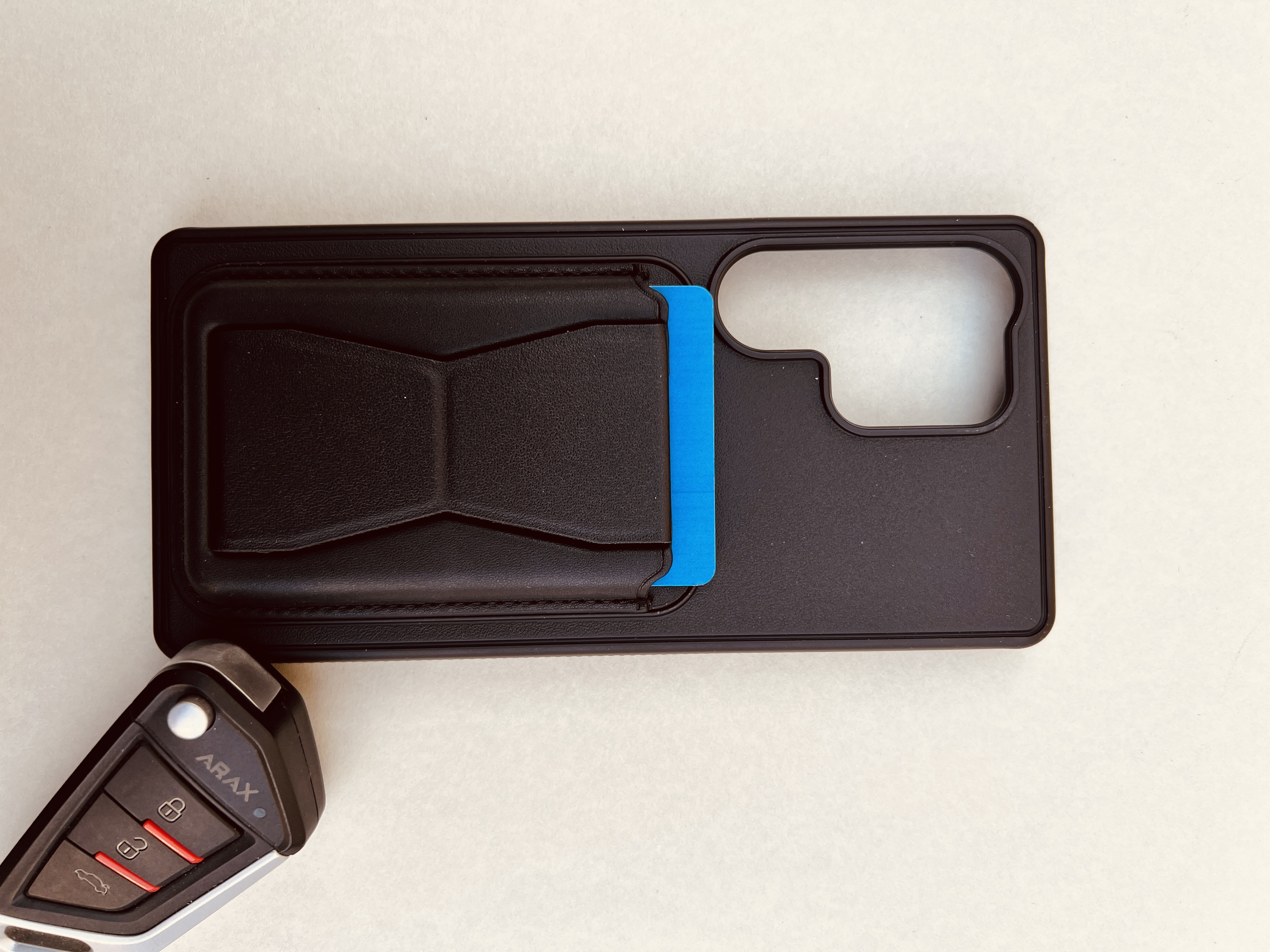 نمای نزدیک از چرم بافت‌دار مشکی، نمایش بخش جاکارتی و حالت استند کاور – مناسب برای شیائومی Note 13 4G.