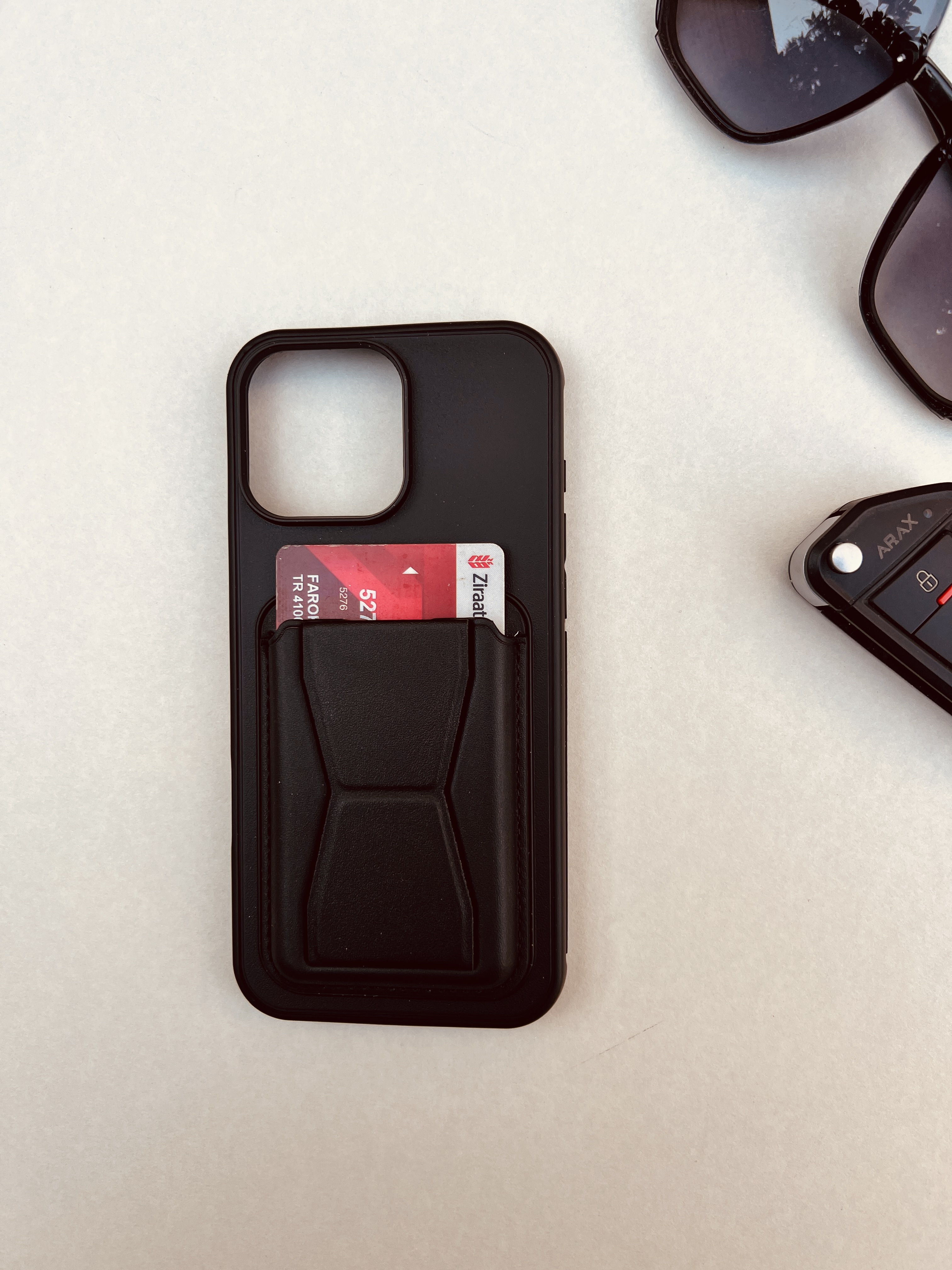 نمای نزدیک از چرم بافت‌دار مشکی، نمایش بخش جاکارتی و حالت استند کاور – مناسب برای شیائومی Note 13 4G.