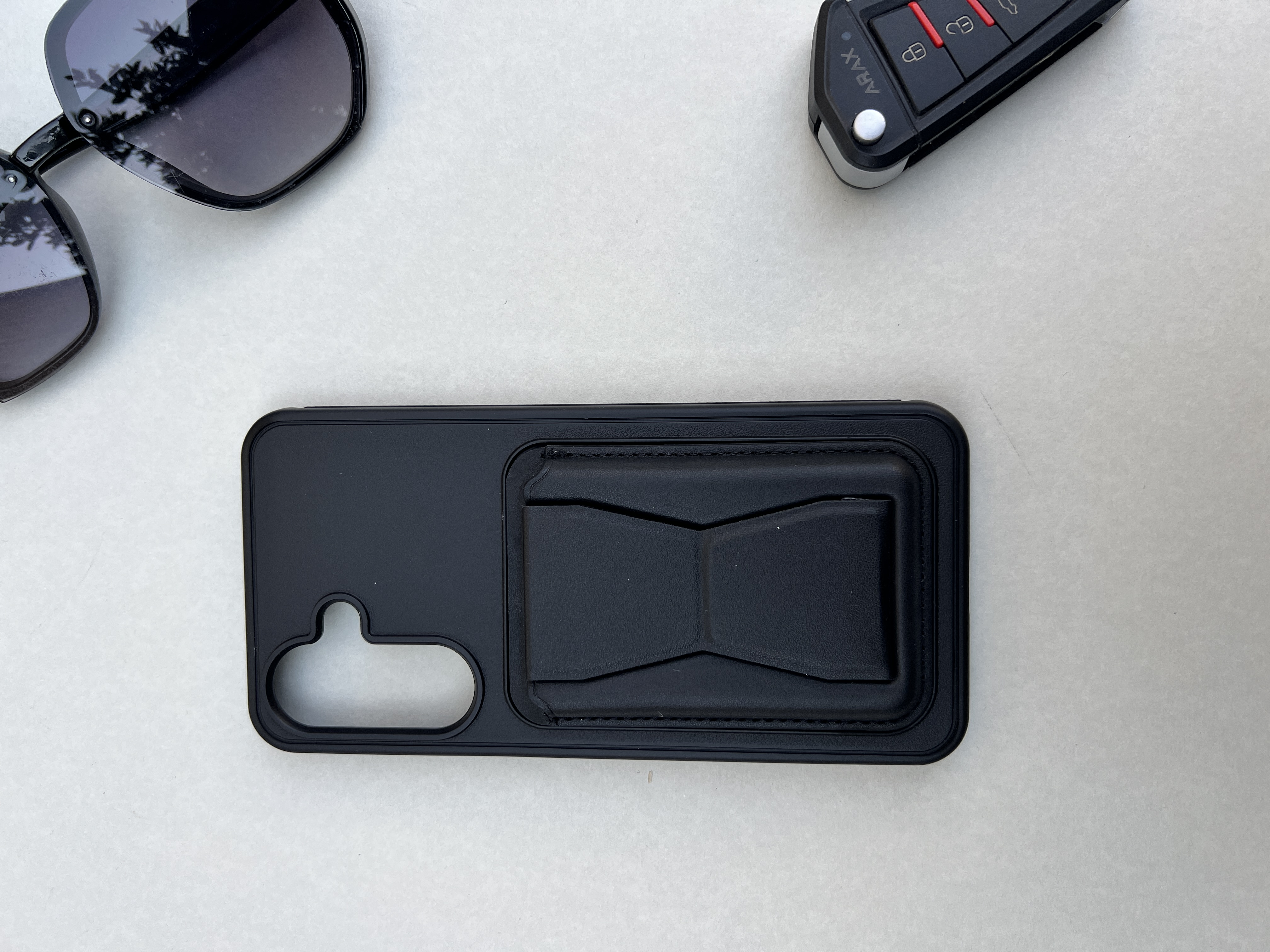 نمای نزدیک از چرم بافت‌دار مشکی، نمایش بخش جاکارتی و حالت استند کاور – مناسب برای شیائومی Note 13 4G.