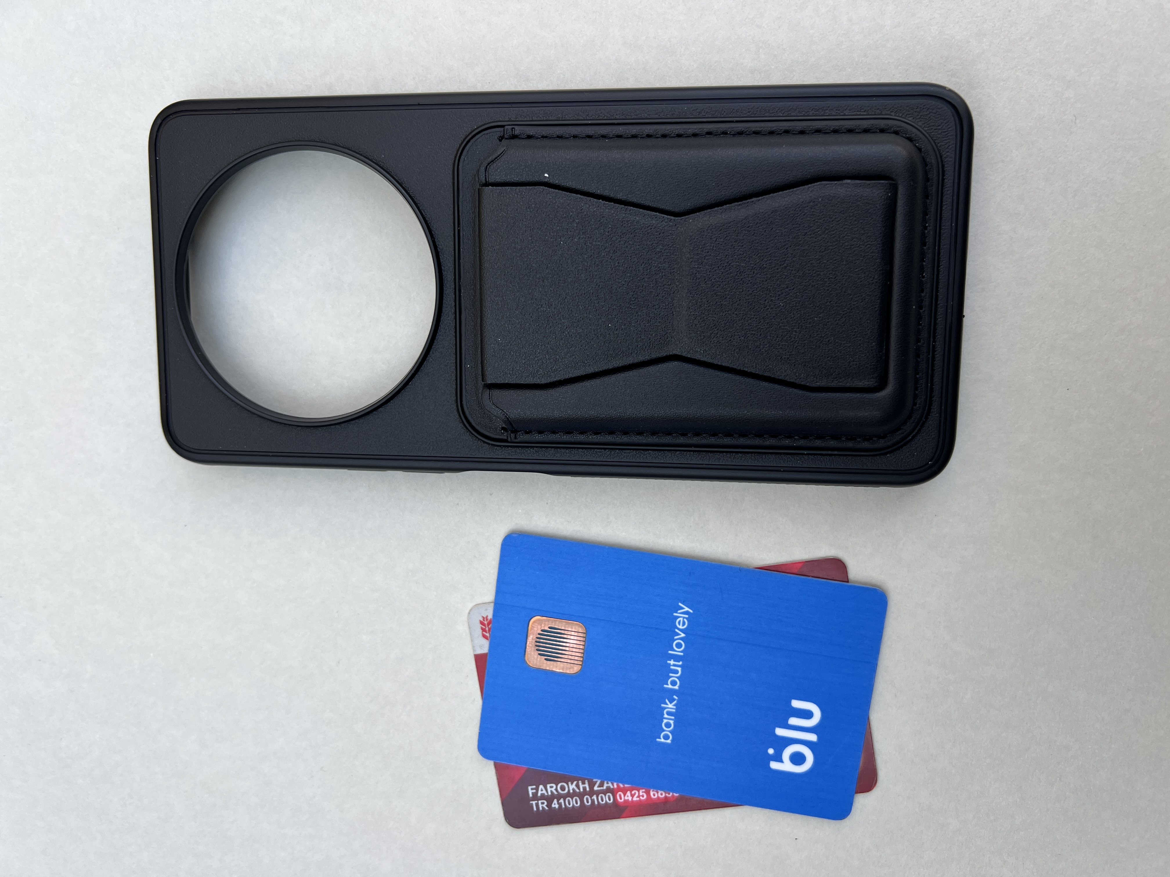 نمای نزدیک از چرم بافت‌دار مشکی، نمایش بخش جاکارتی و حالت استند کاور – مناسب برای شیائومی Note 13 4G.