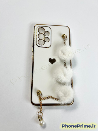 قاب سفید براق سامسونگ A53 با حاشیه طلایی و بند زنجیری دارای سه پوم پوم خزدار سفید و آویز مروارید