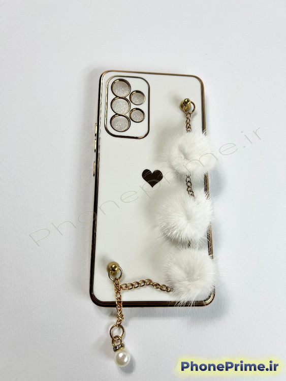 قاب سفید براق سامسونگ A53 با حاشیه طلایی و بند زنجیری دارای سه پوم پوم خزدار سفید و آویز مروارید
