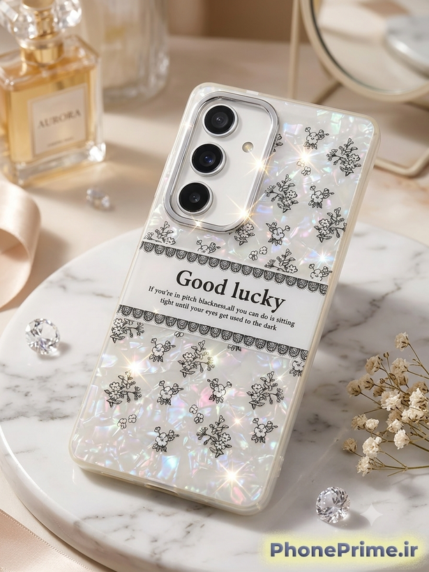 قاب گوشی سامسونگ S23 FE طرح گلهای ظریف مشکی روی بستر صدفی هولوگرافیک با نوشته Good Lucky و حلقه فلزی دوربین
