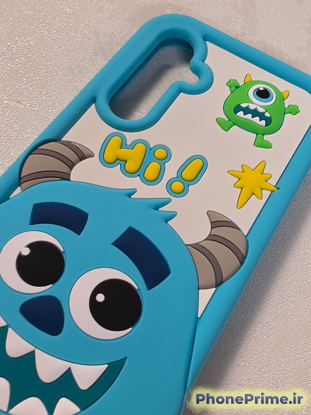 نمای پشت قاب S23 FE طرح Monsters Inc با صورت برجسته سیلی و متن Hi و ستاره طلایی روی بدنه آبی