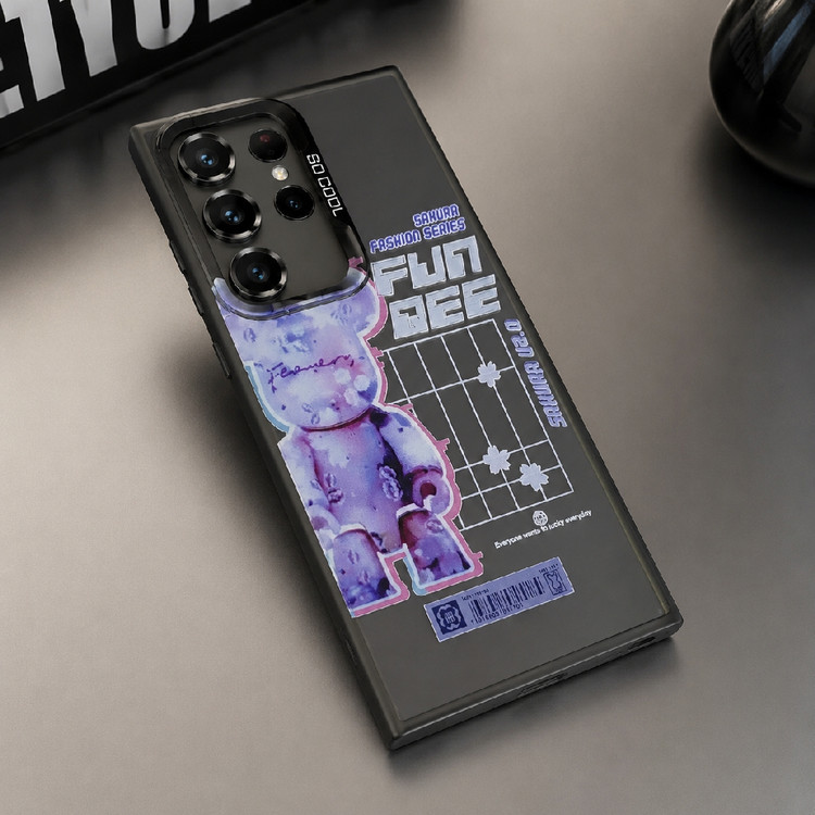 قاب نیمه شفاف دودی گوشی سامسونگ S23 Ultra با طرح گرافیکی خرس بنفش Bearbrick و نوشته Sakura Fashion