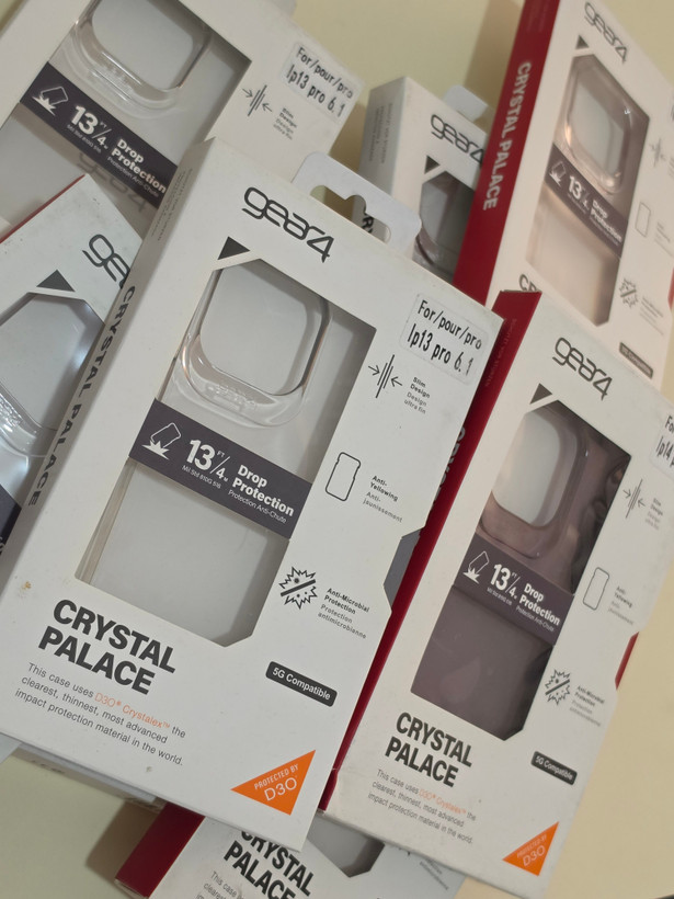 نمای نزدیک از قاب شفاف و هولوگرامی آیفون 13 پرو برند اورجینال گیر فور (Gear4) مدل کریستال پالاس دارای تکنولوژی ضدضربه D3O در بستهبندی لوکس شرکتی